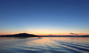 能古島をのぞむ博多湾の夜明け